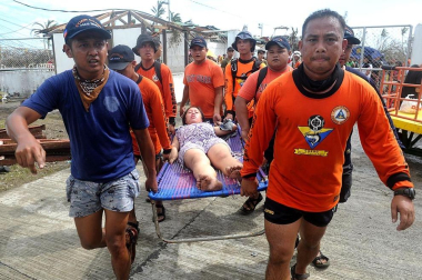 Más de 100 personas han perdido la vida en la ciudad de Tacloban, la capital de la provincia de Leyte, centro del país, tras el paso del tifón Haiyan por el archipiélago.