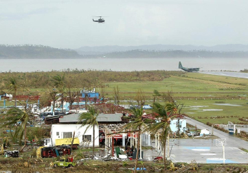 Más de 100 personas han perdido la vida en la ciudad de Tacloban, la capital de la provincia de Leyte, centro del país, tras el paso del tifón Haiyan por el archipiélago.