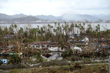 Más de 100 personas han perdido la vida en la ciudad de Tacloban, la capital de la provincia de Leyte, centro del país, tras el paso del tifón Haiyan por el archipiélago.