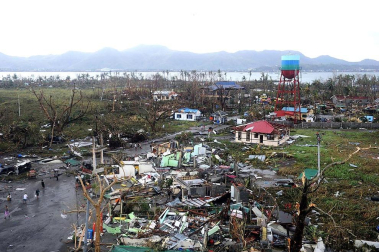 Más de 100 personas han perdido la vida en la ciudad de Tacloban, la capital de la provincia de Leyte, centro del país, tras el paso del tifón Haiyan por el archipiélago.