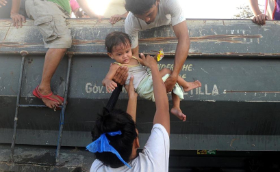 Más de 100 personas han perdido la vida en la ciudad de Tacloban, la capital de la provincia de Leyte, centro del país, tras el paso del tifón Haiyan por el archipiélago.