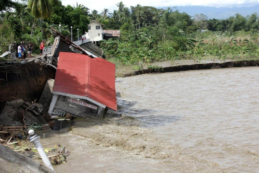 Más de 100 personas han perdido la vida en la ciudad de Tacloban, la capital de la provincia de Leyte, centro del país, tras el paso del tifón Haiyan por el archipiélago.