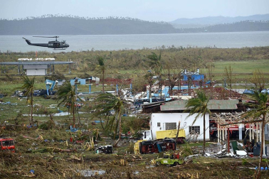 Más de 100 personas han perdido la vida en la ciudad de Tacloban, la capital de la provincia de Leyte, centro del país, tras el paso del tifón Haiyan por el archipiélago.