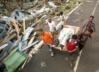 Más de 100 personas han perdido la vida en la ciudad de Tacloban, la capital de la provincia de Leyte, centro del país, tras el paso del tifón Haiyan por el archipiélago.