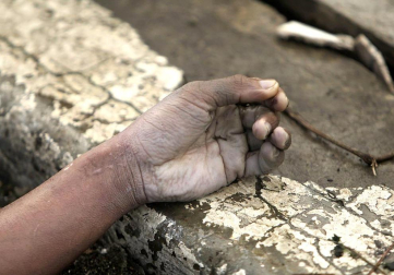 Más de 100 personas han perdido la vida en la ciudad de Tacloban, la capital de la provincia de Leyte, centro del país, tras el paso del tifón Haiyan por el archipiélago.