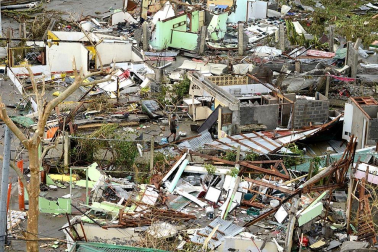 Más de 100 personas han perdido la vida en la ciudad de Tacloban, la capital de la provincia de Leyte, centro del país, tras el paso del tifón Haiyan por el archipiélago.