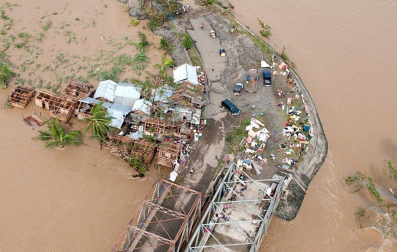 Más de 100 personas han perdido la vida en la ciudad de Tacloban, la capital de la provincia de Leyte, centro del país, tras el paso del tifón Haiyan por el archipiélago.