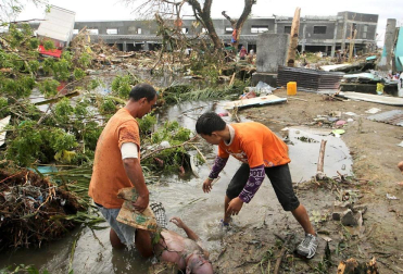 Más de 100 personas han perdido la vida en la ciudad de Tacloban, la capital de la provincia de Leyte, centro del país, tras el paso del tifón Haiyan por el archipiélago.