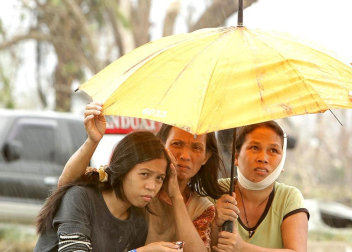 Más de 100 personas han perdido la vida en la ciudad de Tacloban, la capital de la provincia de Leyte, centro del país, tras el paso del tifón Haiyan por el archipiélago.