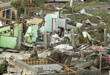 Más de 100 personas han perdido la vida en la ciudad de Tacloban, la capital de la provincia de Leyte, centro del país, tras el paso del tifón Haiyan por el archipiélago.