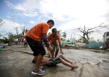 Más de 100 personas han perdido la vida en la ciudad de Tacloban, la capital de la provincia de Leyte, centro del país, tras el paso del tifón Haiyan por el archipiélago.
