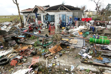 Más de 100 personas han perdido la vida en la ciudad de Tacloban, la capital de la provincia de Leyte, centro del país, tras el paso del tifón Haiyan por el archipiélago.