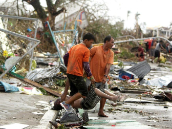 Más de 100 personas han perdido la vida en la ciudad de Tacloban, la capital de la provincia de Leyte, centro del país, tras el paso del tifón Haiyan por el archipiélago.