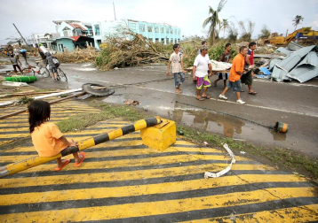 Más de 100 personas han perdido la vida en la ciudad de Tacloban, la capital de la provincia de Leyte, centro del país, tras el paso del tifón Haiyan por el archipiélago.