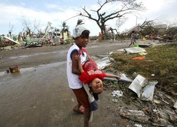 Más de 100 personas han perdido la vida en la ciudad de Tacloban, la capital de la provincia de Leyte, centro del país, tras el paso del tifón Haiyan por el archipiélago.