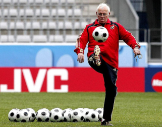 El exseleccionador de fútbol Luis Aragonés, figura histórica del fútbol español y ganador de una Eurocopa en 2008 con el combinado nacional, ha fallecido esta madrugada a los 75 años en la clínica Cemtro de Madrid, según confirmó a Radio Nacional de España el doctor Pedro Guillén.