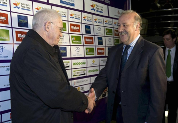 El exseleccionador de fútbol Luis Aragonés, figura histórica del fútbol español y ganador de una Eurocopa en 2008 con el combinado nacional, ha fallecido esta madrugada a los 75 años en la clínica Cemtro de Madrid, según confirmó a Radio Nacional de España el doctor Pedro Guillén.