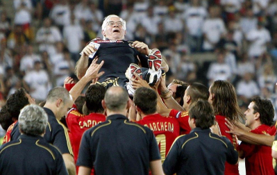 El exseleccionador de fútbol Luis Aragonés, figura histórica del fútbol español y ganador de una Eurocopa en 2008 con el combinado nacional, ha fallecido esta madrugada a los 75 años en la clínica Cemtro de Madrid, según confirmó a Radio Nacional de España el doctor Pedro Guillén.
