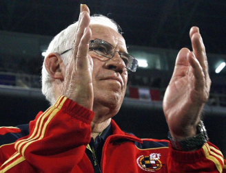 El exseleccionador de fútbol Luis Aragonés, figura histórica del fútbol español y ganador de una Eurocopa en 2008 con el combinado nacional, ha fallecido esta madrugada a los 75 años en la clínica Cemtro de Madrid, según confirmó a Radio Nacional de España el doctor Pedro Guillén.