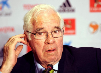 El exseleccionador de fútbol Luis Aragonés, figura histórica del fútbol español y ganador de una Eurocopa en 2008 con el combinado nacional, ha fallecido esta madrugada a los 75 años en la clínica Cemtro de Madrid, según confirmó a Radio Nacional de España el doctor Pedro Guillén.