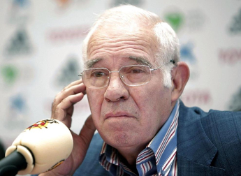 El exseleccionador de fútbol Luis Aragonés, figura histórica del fútbol español y ganador de una Eurocopa en 2008 con el combinado nacional, ha fallecido esta madrugada a los 75 años en la clínica Cemtro de Madrid, según confirmó a Radio Nacional de España el doctor Pedro Guillén.