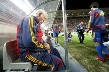 El exseleccionador de fútbol Luis Aragonés, figura histórica del fútbol español y ganador de una Eurocopa en 2008 con el combinado nacional, ha fallecido esta madrugada a los 75 años en la clínica Cemtro de Madrid, según confirmó a Radio Nacional de España el doctor Pedro Guillén.