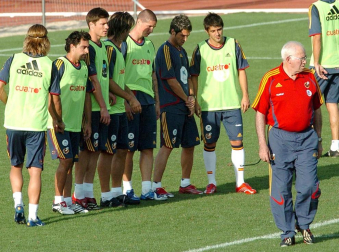 El exseleccionador de fútbol Luis Aragonés, figura histórica del fútbol español y ganador de una Eurocopa en 2008 con el combinado nacional, ha fallecido esta madrugada a los 75 años en la clínica Cemtro de Madrid, según confirmó a Radio Nacional de España el doctor Pedro Guillén.