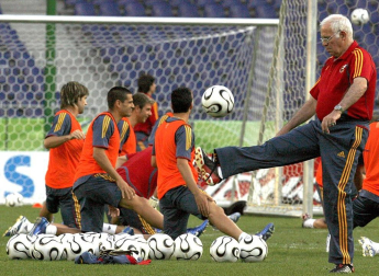 El exseleccionador de fútbol Luis Aragonés, figura histórica del fútbol español y ganador de una Eurocopa en 2008 con el combinado nacional, ha fallecido esta madrugada a los 75 años en la clínica Cemtro de Madrid, según confirmó a Radio Nacional de España el doctor Pedro Guillén.