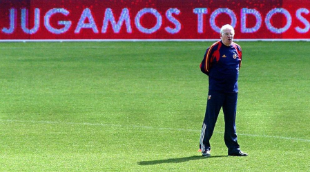 El exseleccionador de fútbol Luis Aragonés, figura histórica del fútbol español y ganador de una Eurocopa en 2008 con el combinado nacional, ha fallecido esta madrugada a los 75 años en la clínica Cemtro de Madrid, según confirmó a Radio Nacional de España el doctor Pedro Guillén.