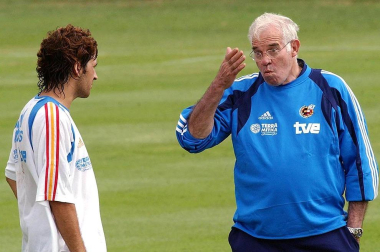 El exseleccionador de fútbol Luis Aragonés, figura histórica del fútbol español y ganador de una Eurocopa en 2008 con el combinado nacional, ha fallecido esta madrugada a los 75 años en la clínica Cemtro de Madrid, según confirmó a Radio Nacional de España el doctor Pedro Guillén.