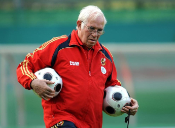 El exseleccionador de fútbol Luis Aragonés, figura histórica del fútbol español y ganador de una Eurocopa en 2008 con el combinado nacional, ha fallecido esta madrugada a los 75 años en la clínica Cemtro de Madrid, según confirmó a Radio Nacional de España el doctor Pedro Guillén.