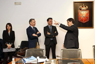 Este lunes comparecen en la comisión de investigación del Parlamento de Navarra sobre la situación de la Hacienda foral el secretario técnico de Economía del Gobierno foral, Pedro Ugalde, el director general de Presupuesto, Juan Francisco Franco Pueyo, la  directora general de Política Económica y Empresarial, María Jesús Valdemoros y el exdirector de  Planificación y Control de la Hacienda Tributaria, Manuel Arana.