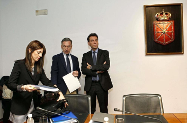 Este lunes comparecen en la comisión de investigación del Parlamento de Navarra sobre la situación de la Hacienda foral el secretario técnico de Economía del Gobierno foral, Pedro Ugalde, el director general de Presupuesto, Juan Francisco Franco Pueyo, la  directora general de Política Económica y Empresarial, María Jesús Valdemoros y el exdirector de  Planificación y Control de la Hacienda Tributaria, Manuel Arana.
