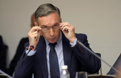 Este lunes comparecen en la comisión de investigación del Parlamento de Navarra sobre la situación de la Hacienda foral el secretario técnico de Economía del Gobierno foral, Pedro Ugalde, el director general de Presupuesto, Juan Francisco Franco Pueyo, la  directora general de Política Económica y Empresarial, María Jesús Valdemoros y el exdirector de  Planificación y Control de la Hacienda Tributaria, Manuel Arana.