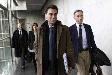 Este lunes comparecen en la comisión de investigación del Parlamento de Navarra sobre la situación de la Hacienda foral el secretario técnico de Economía del Gobierno foral, Pedro Ugalde, el director general de Presupuesto, Juan Francisco Franco Pueyo, la  directora general de Política Económica y Empresarial, María Jesús Valdemoros y el exdirector de  Planificación y Control de la Hacienda Tributaria, Manuel Arana.