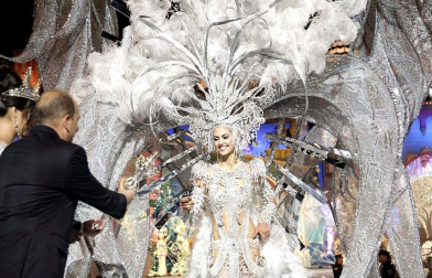 Candidatas y espectáculo de la elección de la reina del Carnaval 2014 en Las Palmas de Gran Canaria, certamen dedicado al "Mundo de las Fantasía" que fue ganado por la joven Cindy Klein con el diseño '¡El cielo es el límite!', de Fernando Méndez.