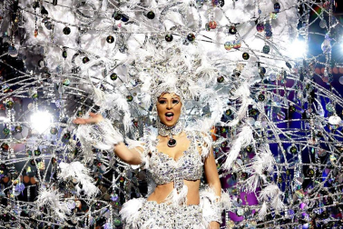 Candidatas y espectáculo de la elección de la reina del Carnaval 2014 en Las Palmas de Gran Canaria, certamen dedicado al "Mundo de las Fantasía" que fue ganado por la joven Cindy Klein con el diseño '¡El cielo es el límite!', de Fernando Méndez.