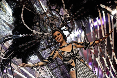 Candidatas y espectáculo de la elección de la reina del Carnaval 2014 en Las Palmas de Gran Canaria, certamen dedicado al "Mundo de las Fantasía" que fue ganado por la joven Cindy Klein con el diseño '¡El cielo es el límite!', de Fernando Méndez.