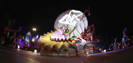 Candidatas y espectáculo de la elección de la reina del Carnaval 2014 en Las Palmas de Gran Canaria, certamen dedicado al "Mundo de las Fantasía" que fue ganado por la joven Cindy Klein con el diseño '¡El cielo es el límite!', de Fernando Méndez.