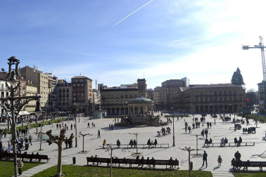 Tras los días de lluvia y nieve, Pamplona ha amanecido este sábado con sol. Muchos pamploneses han aprovechado el buen tiempo para dar un paseo o tomar algo en una terraza.