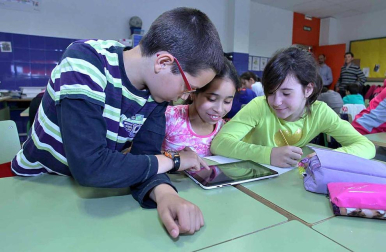 El centro de la Rochapea protagoniza el 'Cole a cole' del Diario Escolar del 6 de mayo de 2014.
