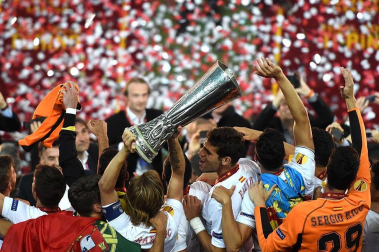 Sevilla y Benfica disputaron en Turín (Italia) la final de la Liga Europa. Venció el conjunto español tras ganar en los penaltis (4-2) una vez que el encuentro finalizó con 0-0.