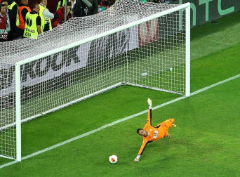 Sevilla y Benfica disputaron en Turín (Italia) la final de la Liga Europa. Venció el conjunto español tras ganar en los penaltis (4-2) una vez que el encuentro finalizó con 0-0.