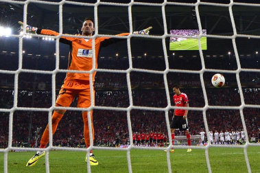 Sevilla y Benfica disputaron en Turín (Italia) la final de la Liga Europa. Venció el conjunto español tras ganar en los penaltis (4-2) una vez que el encuentro finalizó con 0-0.