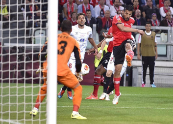 Sevilla y Benfica disputaron en Turín (Italia) la final de la Liga Europa. Venció el conjunto español tras ganar en los penaltis (4-2) una vez que el encuentro finalizó con 0-0.