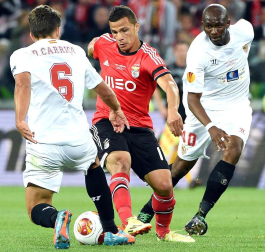 Sevilla y Benfica disputaron en Turín (Italia) la final de la Liga Europa. Venció el conjunto español tras ganar en los penaltis (4-2) una vez que el encuentro finalizó con 0-0.