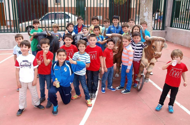 La Comparsa de Gigantes de Ablitas invitó el 24 de mayo a otras comparsas y grupos de la Ribera, así como a la Tamborrada Beti Erreala de San Sebastián, a una jornada festiva que arrancó con talleres infantiles y que contó con un animado pasacalle. El día culminó con una concentración de música y baile en la plaza de los Fueros. El objetivo de la cita era conseguir fondos para organizar una gran gigantada el próximo año.