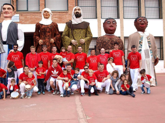 La Comparsa de Gigantes de Ablitas invitó el 24 de mayo a otras comparsas y grupos de la Ribera, así como a la Tamborrada Beti Erreala de San Sebastián, a una jornada festiva que arrancó con talleres infantiles y que contó con un animado pasacalle. El día culminó con una concentración de música y baile en la plaza de los Fueros. El objetivo de la cita era conseguir fondos para organizar una gran gigantada el próximo año.