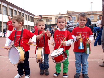 La Comparsa de Gigantes de Ablitas invitó el 24 de mayo a otras comparsas y grupos de la Ribera, así como a la Tamborrada Beti Erreala de San Sebastián, a una jornada festiva que arrancó con talleres infantiles y que contó con un animado pasacalle. El día culminó con una concentración de música y baile en la plaza de los Fueros. El objetivo de la cita era conseguir fondos para organizar una gran gigantada el próximo año.