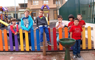 La Comparsa de Gigantes de Ablitas invitó el 24 de mayo a otras comparsas y grupos de la Ribera, así como a la Tamborrada Beti Erreala de San Sebastián, a una jornada festiva que arrancó con talleres infantiles y que contó con un animado pasacalle. El día culminó con una concentración de música y baile en la plaza de los Fueros. El objetivo de la cita era conseguir fondos para organizar una gran gigantada el próximo año.
